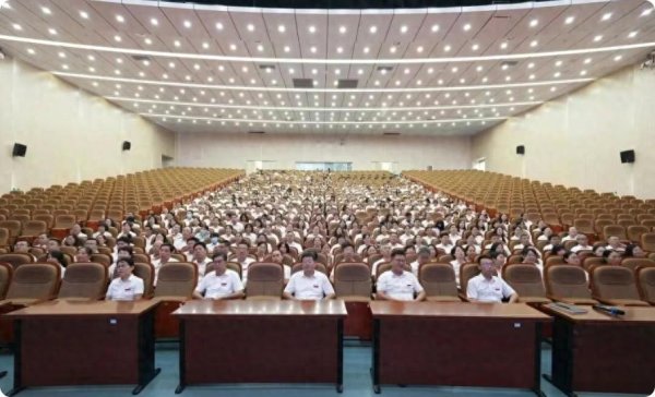 配资台 东营市一中观阅兵盛典 奏响青春奋进之歌