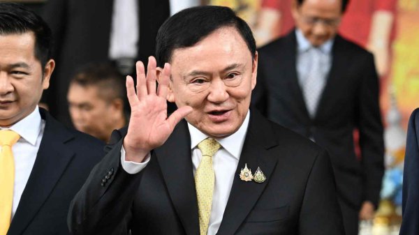 顺配网 总理选举前一天 , 他信离开泰国