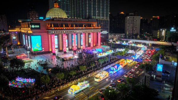 汇配资 上海旅游节花车开启各区巡游，首站驶进普陀