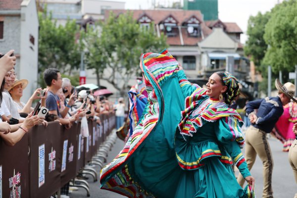 常盈股票 城市笙歌 | 气温和旅游节巡游一样热，上海市民给墨西哥舞者递上降温神器